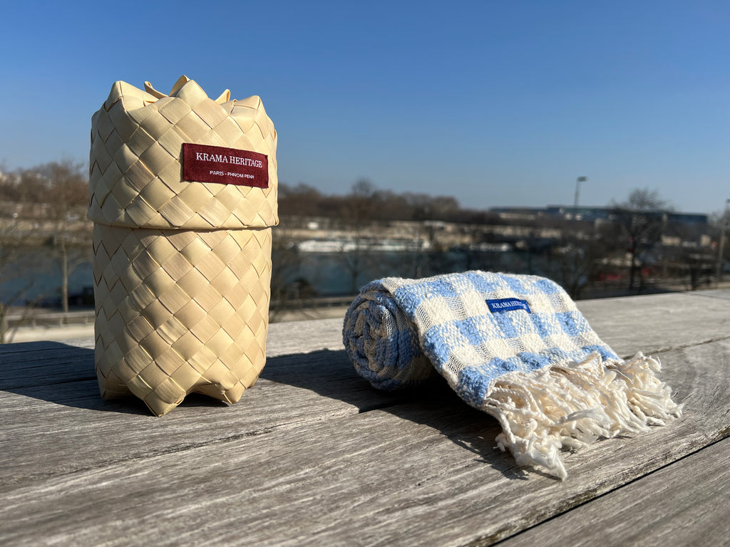 Le Krama Naturel Ciel dans son écrin en feuille de palmier - Femme