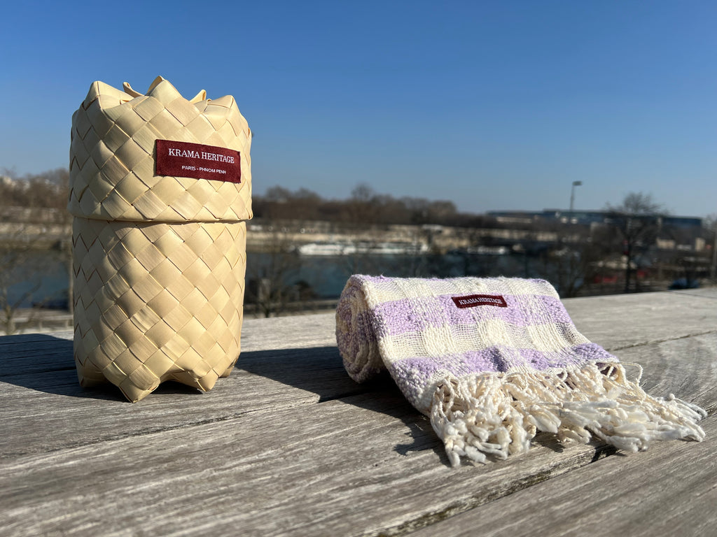 Le Krama Naturel Lilas dans son écrin en feuille de palmier - Femme