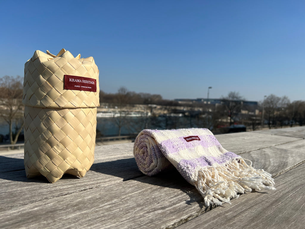 Le Krama Naturel Lilas dans son écrin en feuille de palmier - Homme