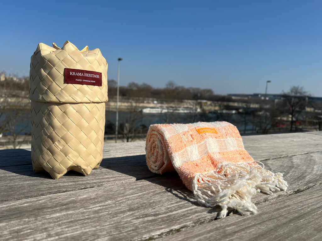 Le Krama Naturel Mandarine dans son écrin en feuille de palmier - Homme