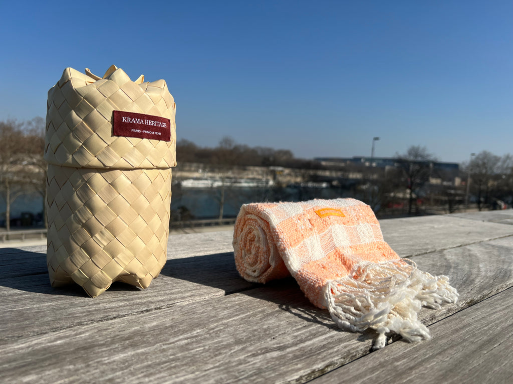 Le Krama Naturel Mandarine dans son écrin en feuille de palmier - Homme