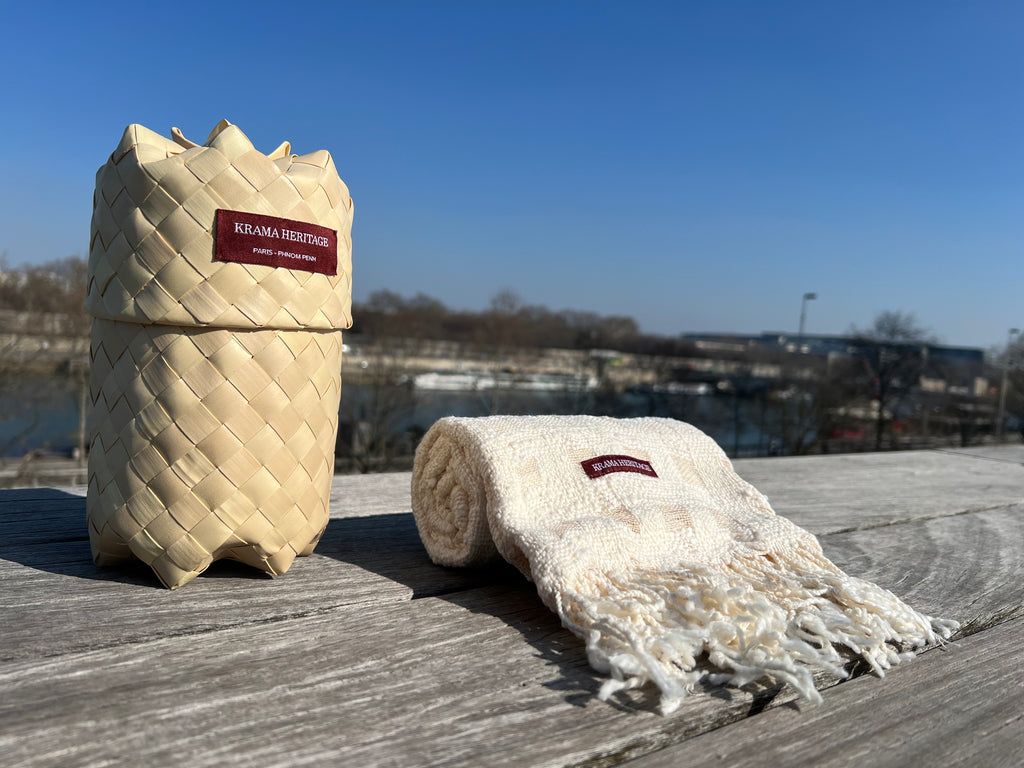 Le Krama Naturel Nuage dans son écrin en feuille de palmier - Femme
