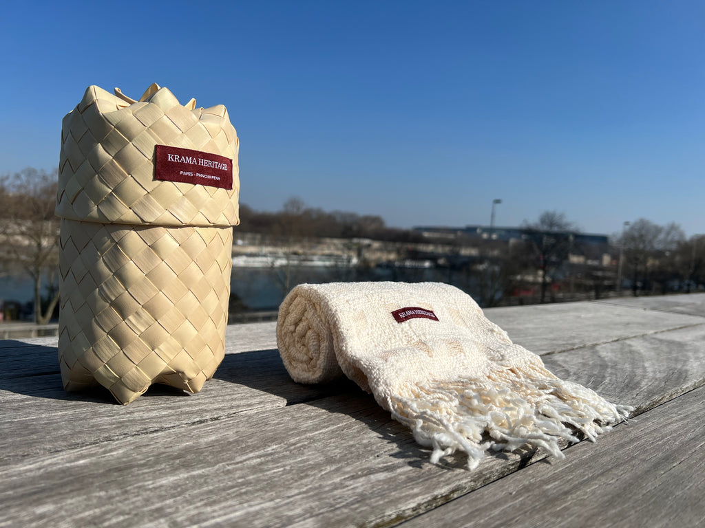 Le Krama Naturel Nuage dans son écrin en feuille de palmier - Femme