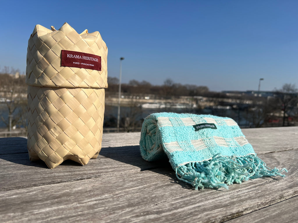 Le Krama Naturel Turquoise dans son écrin en feuille de palmier - Femme