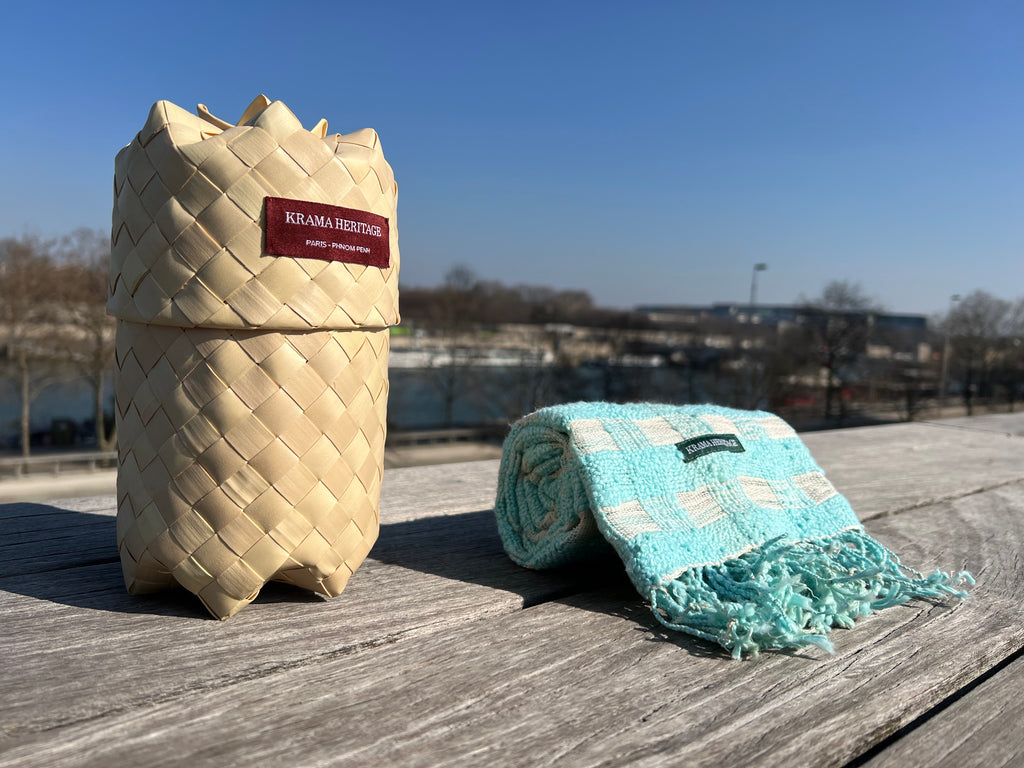 Le Krama Naturel Turquoise dans son écrin en feuille de palmier - Femme