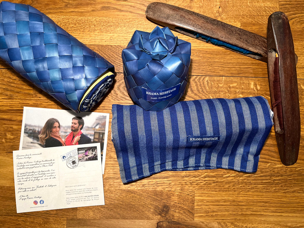 Le Krama Pop Bleu 3 Tours dans son écrin en feuille de palmier - Femme