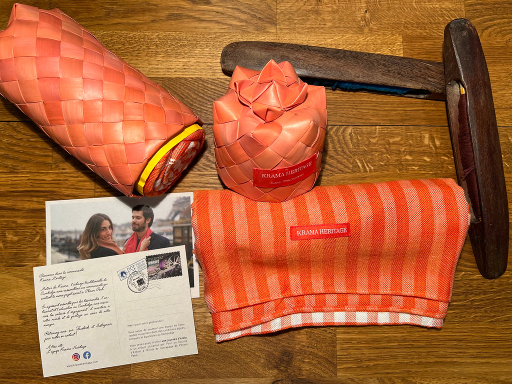 Le Krama Pop Orange 3 Tours dans son écrin en feuille de palmier - Femme