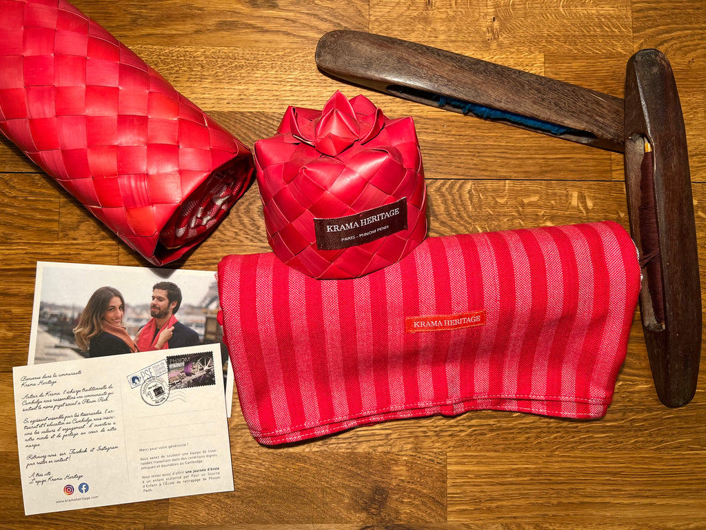 Le Krama Pop Rouge 3 Tours dans son écrin en feuille de palmier - Femme