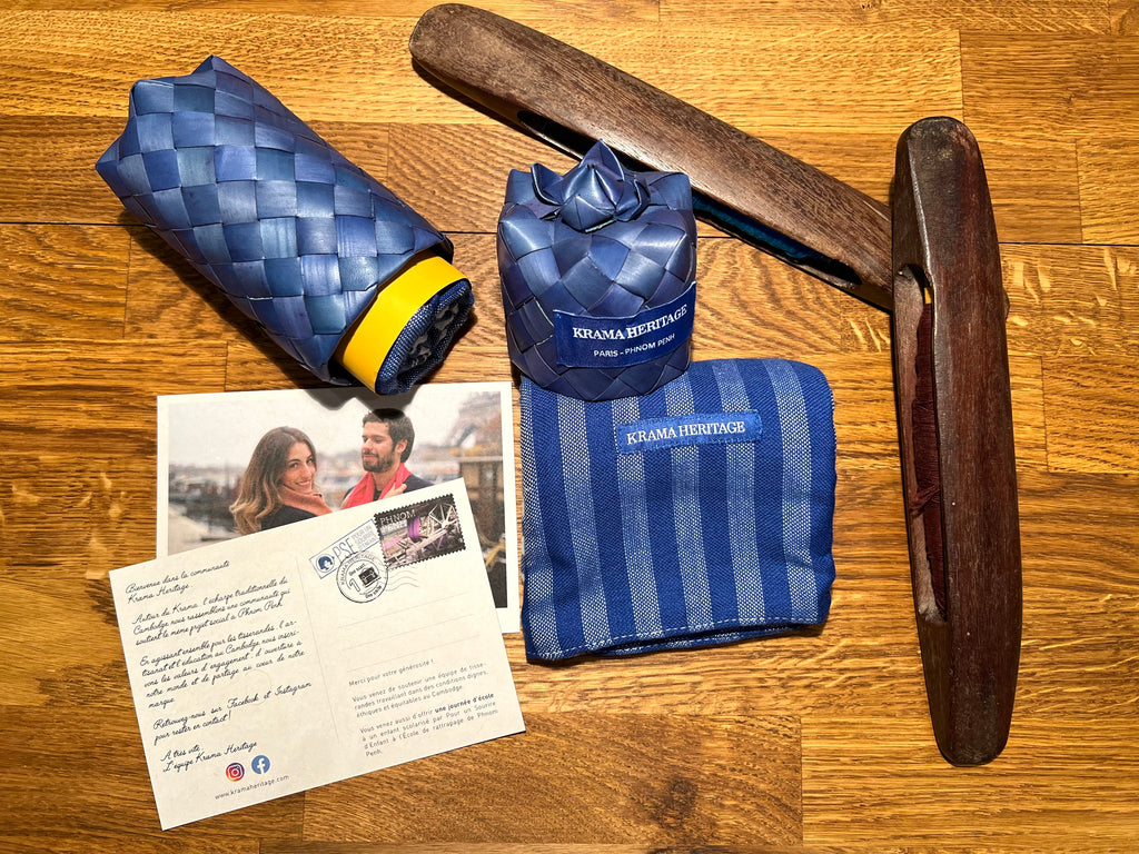 Le Krama Pop Bleu dans son écrin en feuille de palmier - Homme