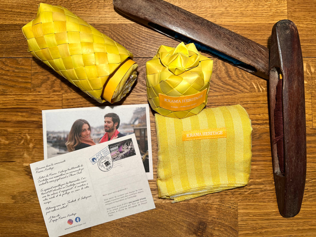 Le Krama Pop Jaune dans son écrin en feuille de palmier - Femme