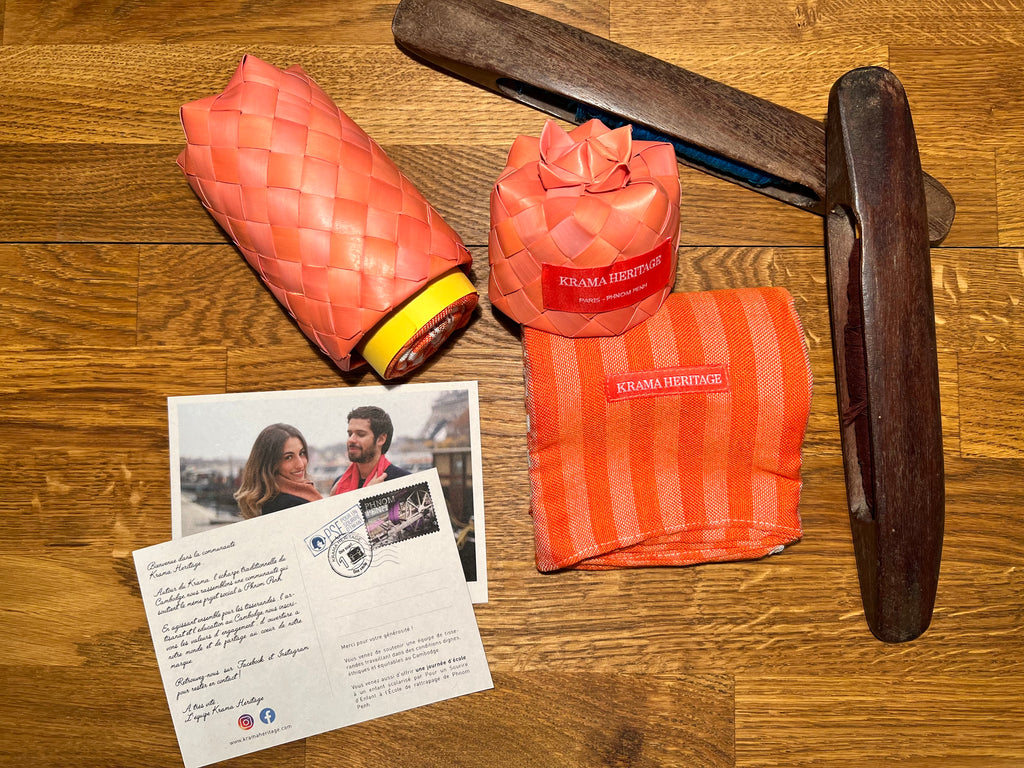 Le Krama Pop Orange dans son écrin en feuille de palmier - Homme