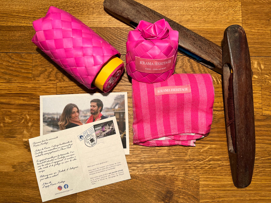 Le Krama Pop Rose dans son écrin en feuille de palmier - Femme