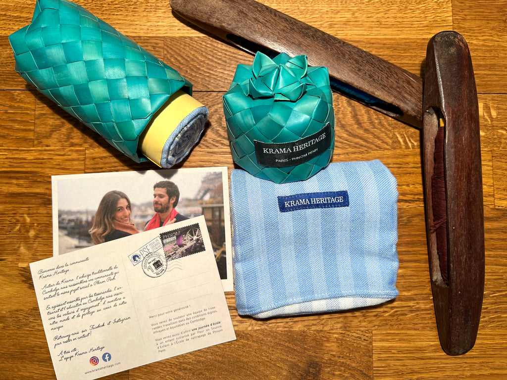 Le Krama Pop Turquoise dans son écrin en feuille de palmier - Femme