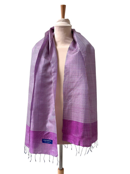 Le Krama Soie Carreaux Rose Rubis dans son écrin en feuille de palmier - Femme