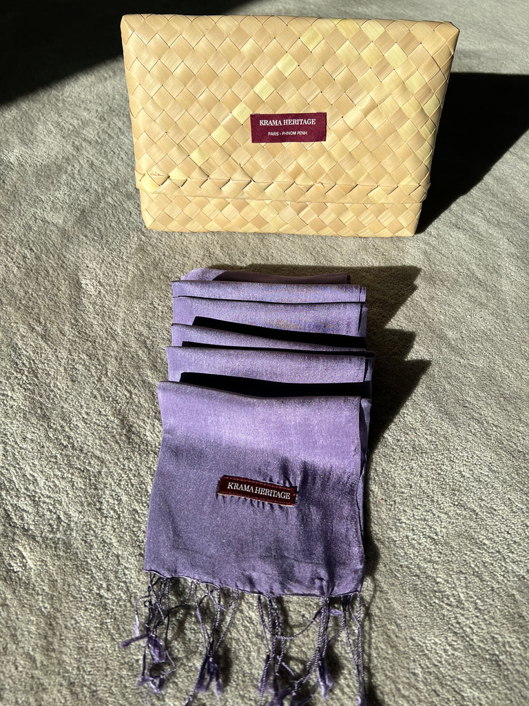 Le Krama Soyeux Améthyste dans son écrin en feuille de palmier - Femme