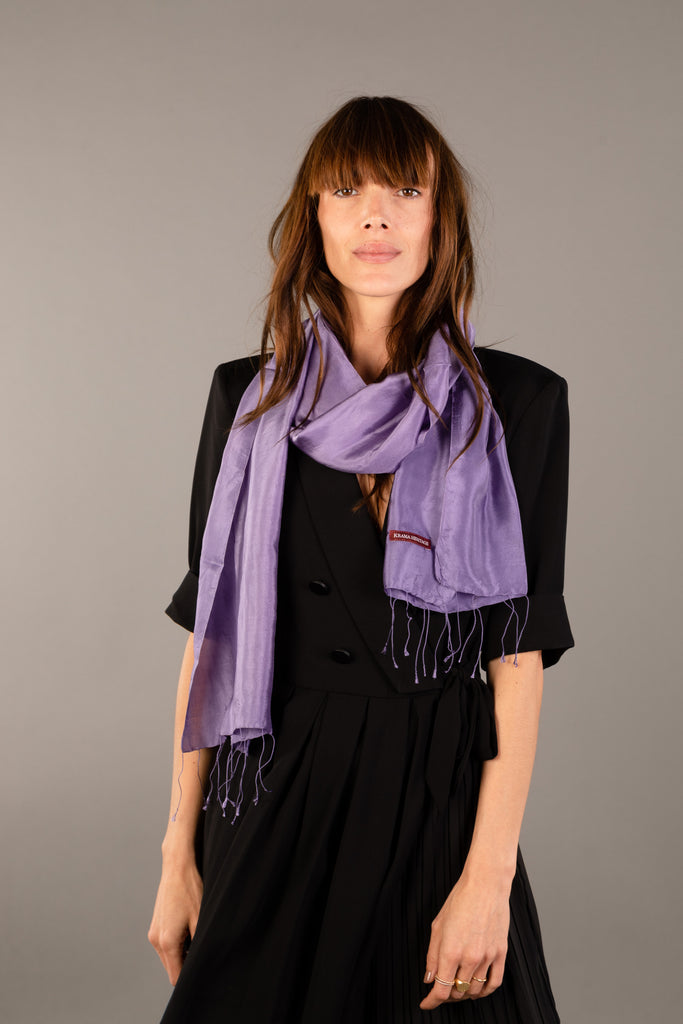 Le Krama Soyeux Améthyste dans son écrin en feuille de palmier - Femme