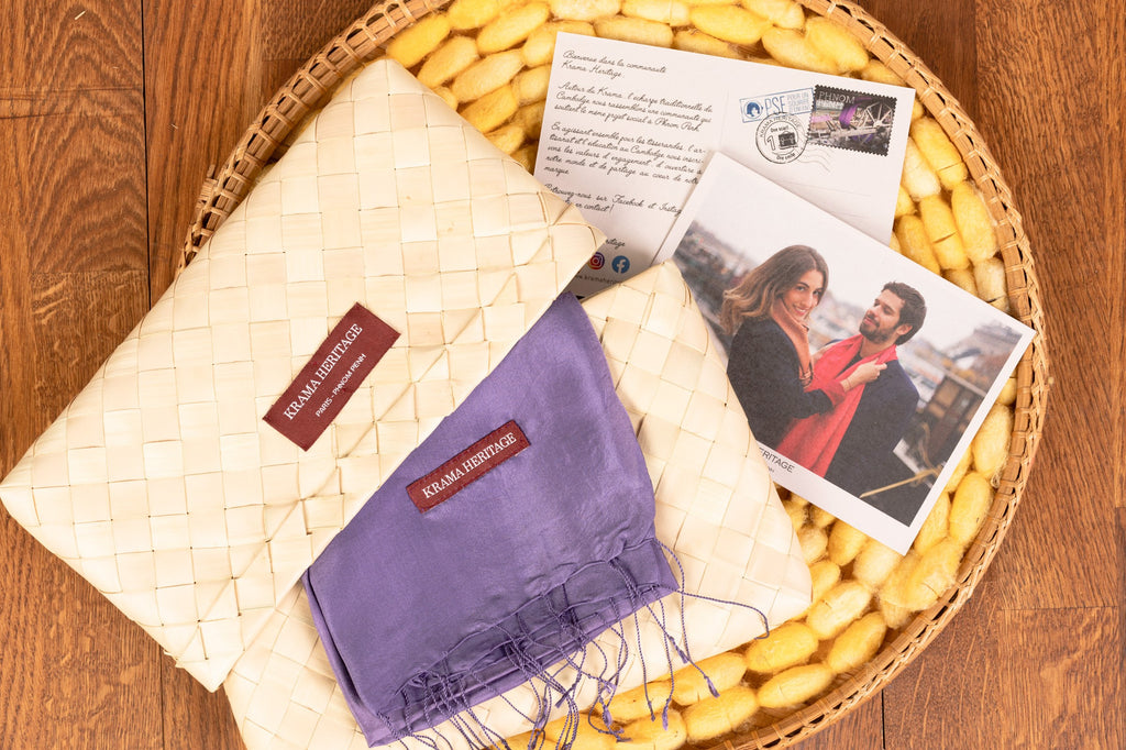 Le Krama Soyeux Améthyste dans son écrin en feuille de palmier - Homme