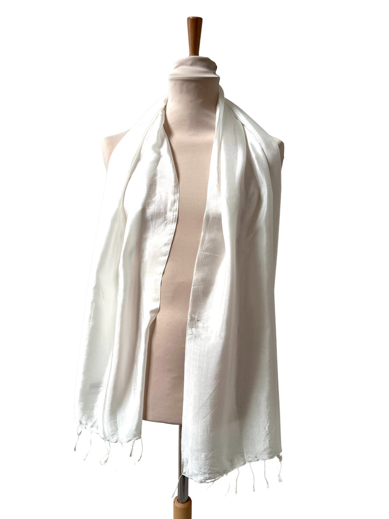 Le Krama Soyeux Blanc Neige dans son écrin en feuille de palmier - Femme