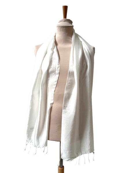 Le Krama Soyeux Blanc Neige dans son écrin en feuille de palmier - Homme