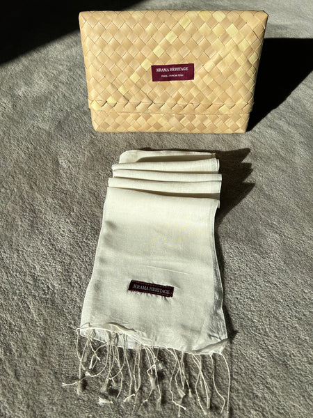 Le Krama Soyeux Blanc Neige dans son écrin en feuille de palmier - Femme