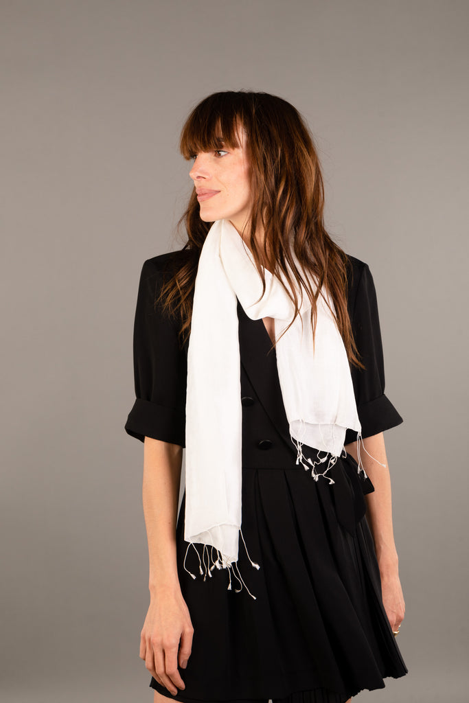 Le Krama Soyeux Blanc Neige dans son écrin en feuille de palmier - Femme