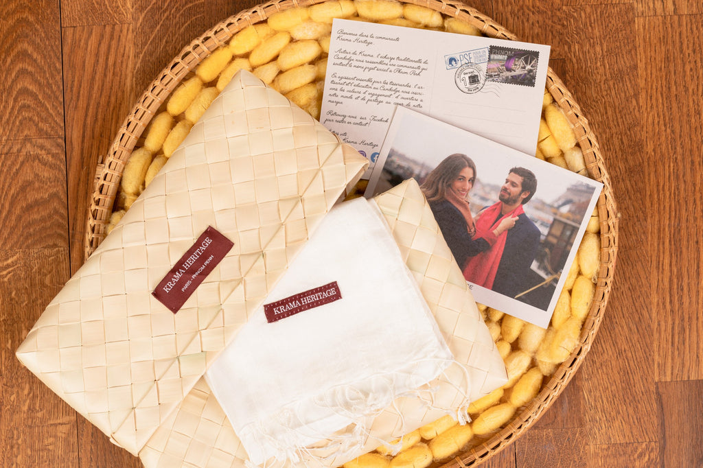 Le Krama Soyeux Blanc Neige dans son écrin en feuille de palmier - Femme