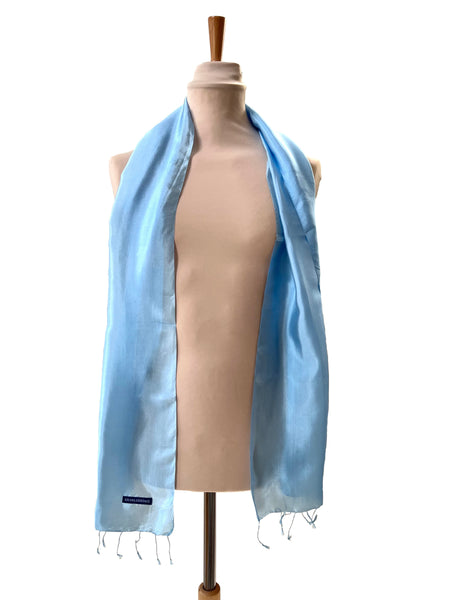 Le Krama Soyeux Bleu Ciel dans son écrin en feuille de palmier - Femme