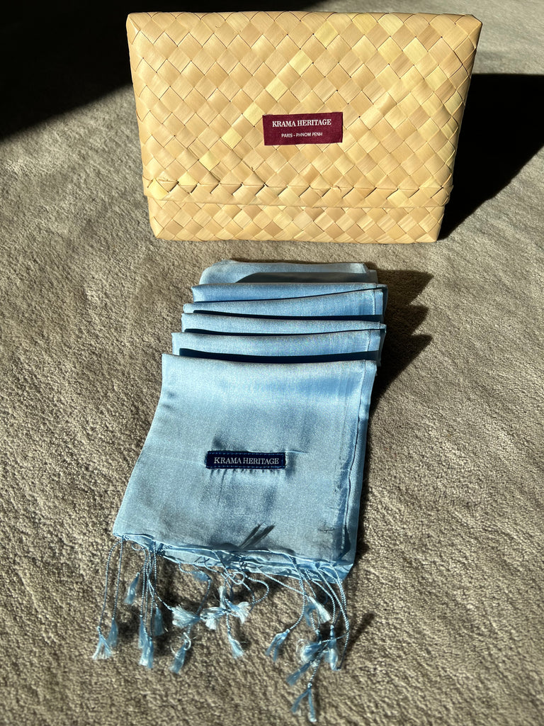 Le Krama Soyeux Bleu Ciel dans son écrin en feuille de palmier - Homme