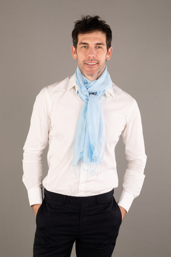 Le Krama Soyeux Bleu Ciel dans son écrin en feuille de palmier - Homme