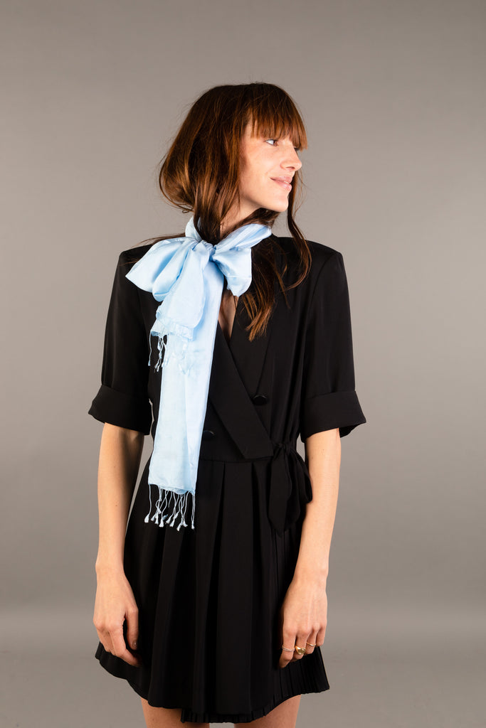 Le Krama Soyeux Bleu Ciel dans son écrin en feuille de palmier - Femme