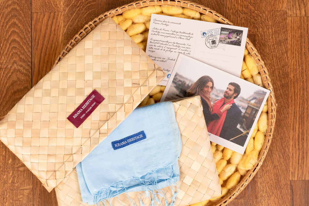 Le Krama Soyeux Bleu Ciel dans son écrin en feuille de palmier - Femme