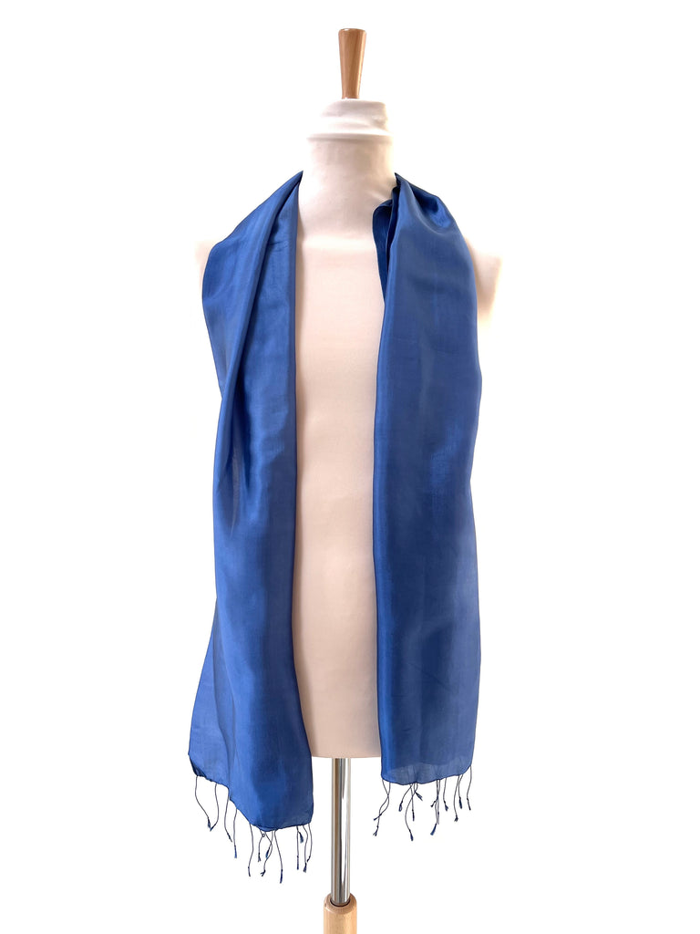 Le Krama Soyeux Bleu Marine dans son écrin en feuille de palmier - Homme