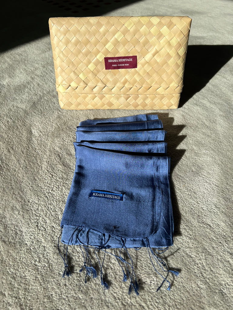 Le Krama Soyeux Bleu Marine dans son écrin en feuille de palmier - Homme