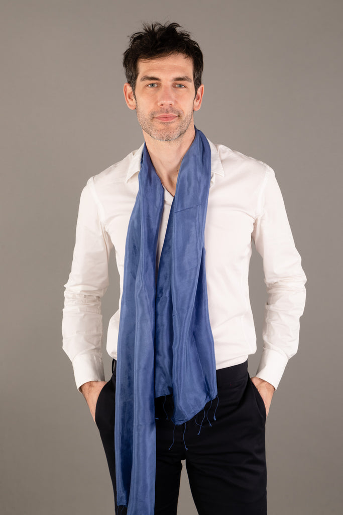 Le Krama Soyeux Bleu Marine dans son écrin en feuille de palmier - Homme