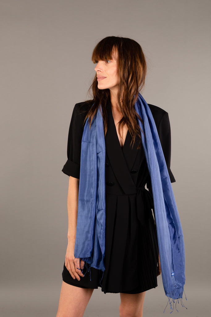 Le Krama Soyeux Bleu Marine dans son écrin en feuille de palmier - Femme