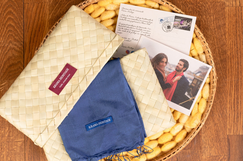 Le Krama Soyeux Bleu Marine dans son écrin en feuille de palmier - Femme