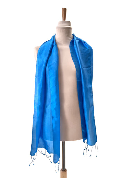 Le Krama Soyeux Bleu Roi dans son écrin en feuille de palmier - Femme