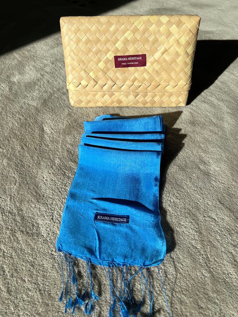 Le Krama Soyeux Bleu Roi dans son écrin en feuille de palmier - Homme
