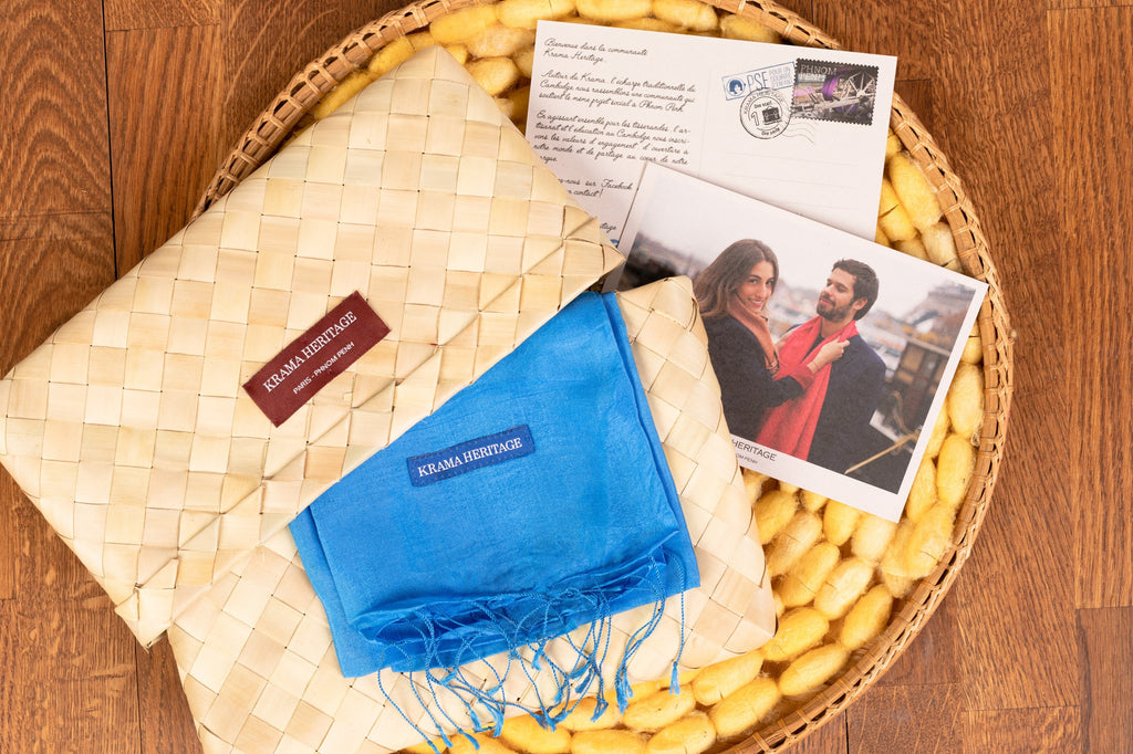 Le Krama Soyeux Bleu Roi dans son écrin en feuille de palmier - Homme