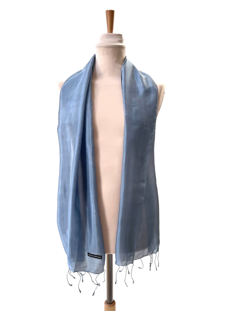 Le Krama Soyeux Gris Acier Krama dans son écrin en feuille de palmier - Femme