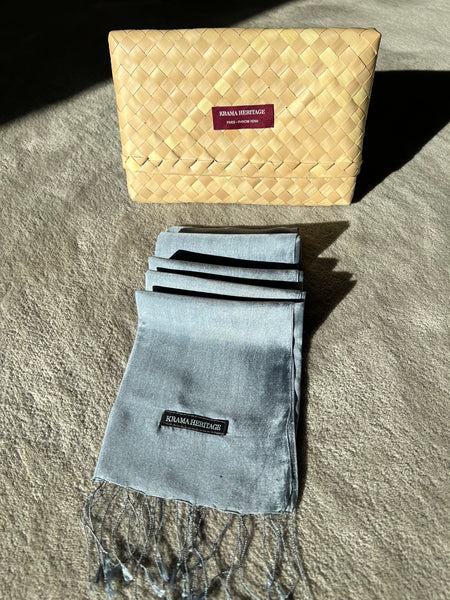 Le Krama Soyeux Gris Acier Krama dans son écrin en feuille de palmier - Femme