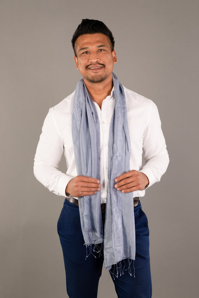 Le Krama Soyeux Gris Acier dans son écrin en feuille de palmier - Homme