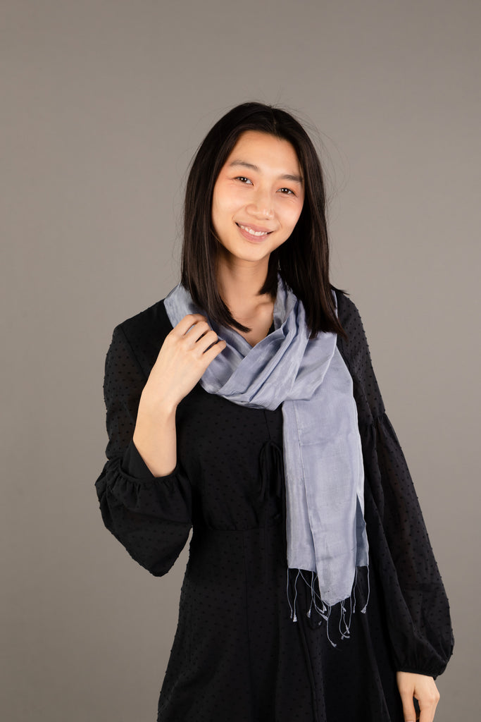 Le Krama Soyeux Gris Acier Krama dans son écrin en feuille de palmier - Femme