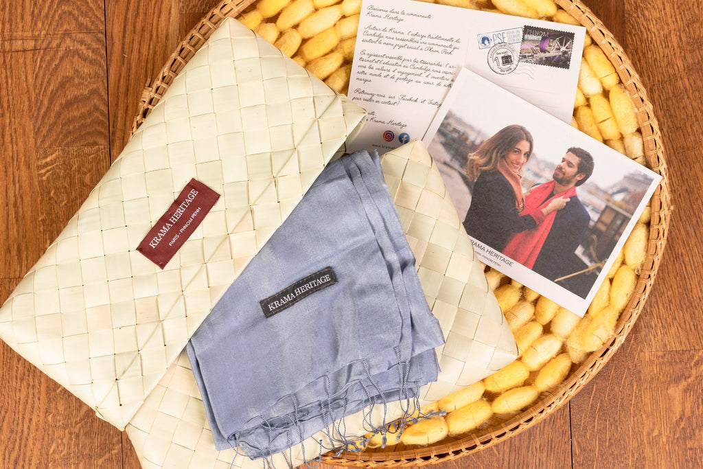 Le Krama Soyeux Gris Acier dans son écrin en feuille de palmier - Homme