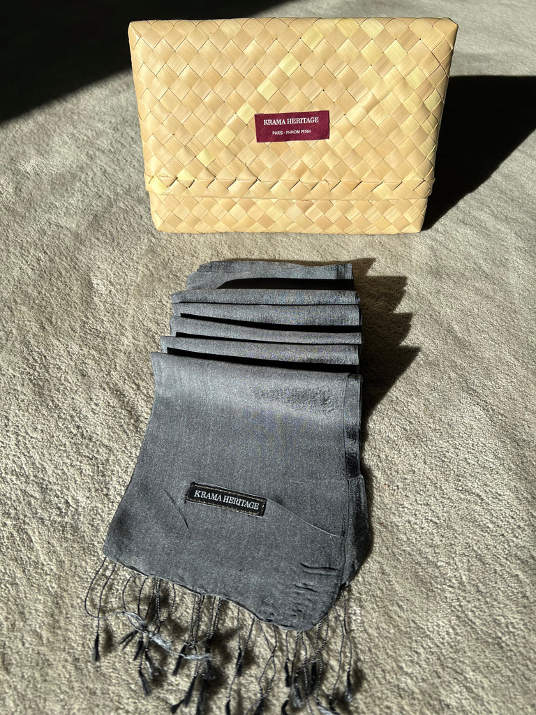 Le Krama Soyeux Noir d'Ivoire dans son écrin en feuille de palmier - Homme