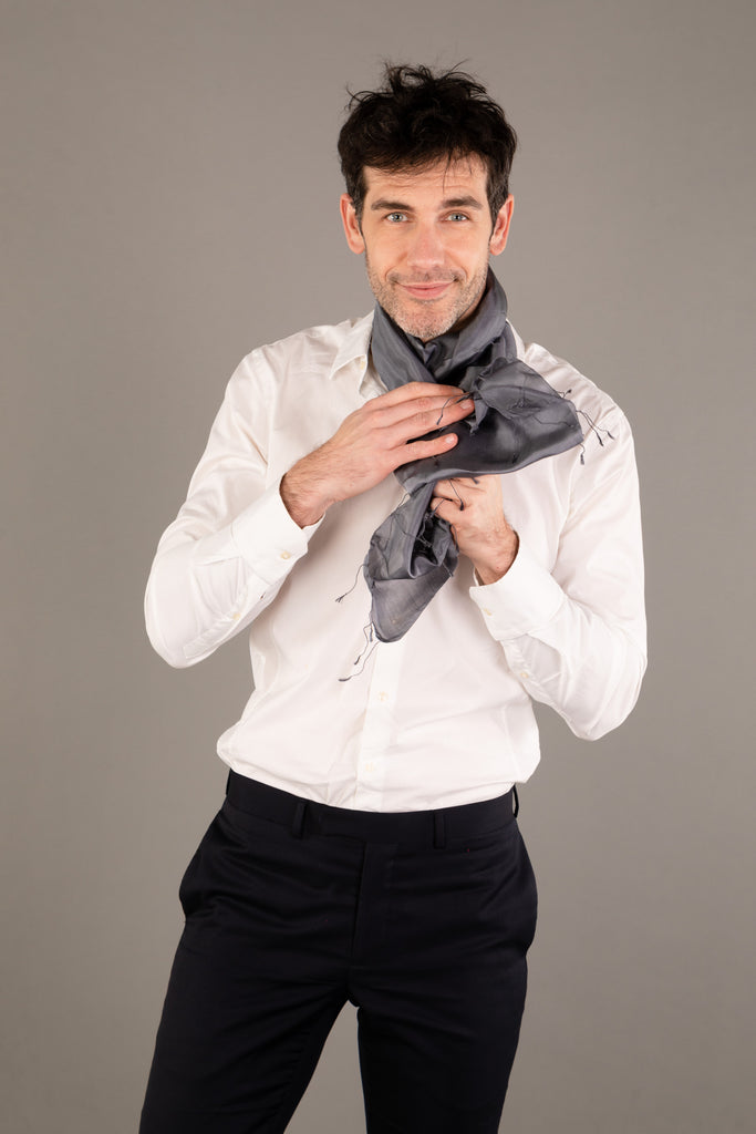 Le Krama Soyeux Noir d'Ivoire dans son écrin en feuille de palmier - Homme