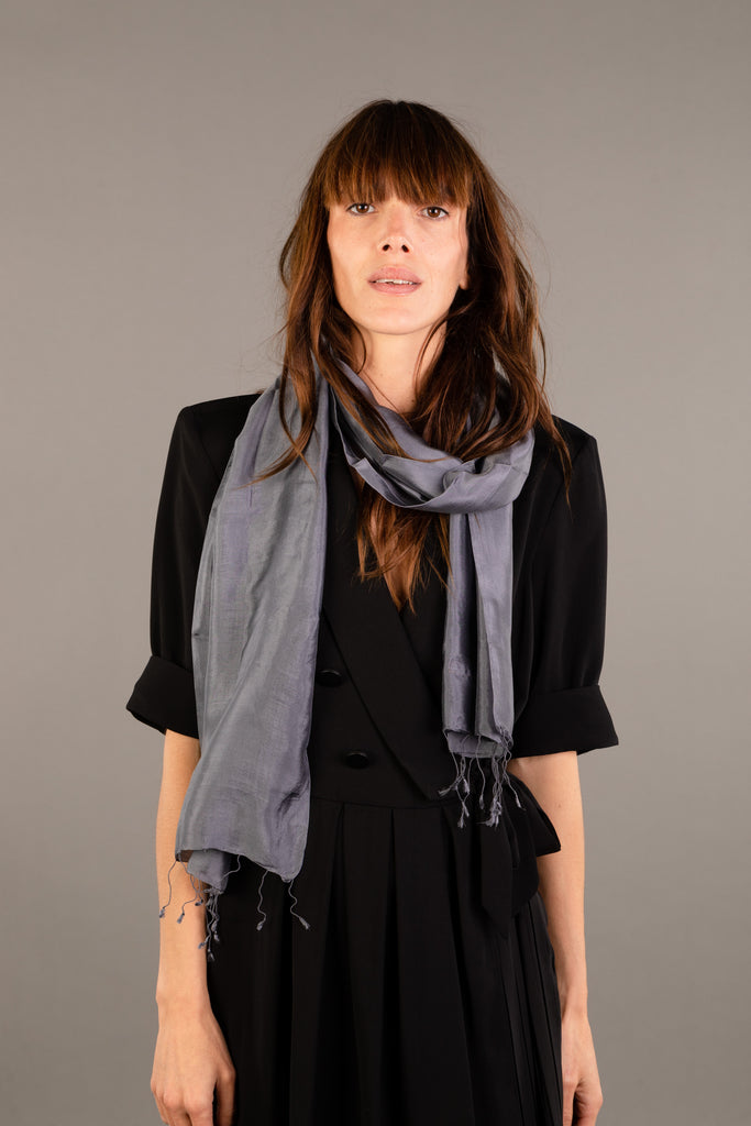 Le Krama Soyeux Noir d'Ivoire dans son écrin en feuille de palmier - Femme