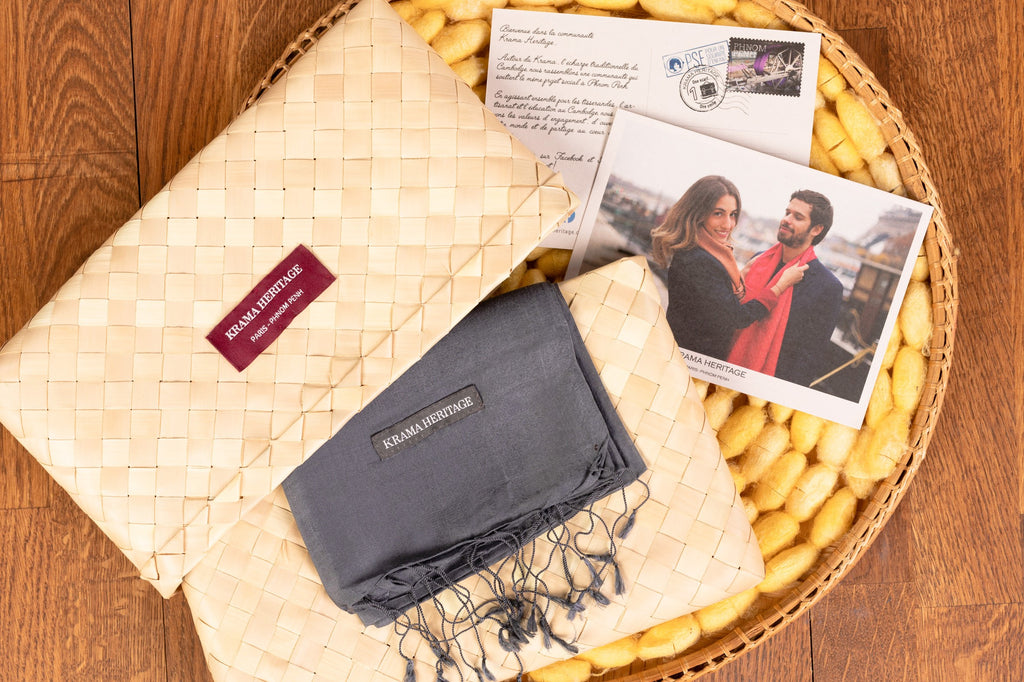 Le Krama Soyeux Noir d'Ivoire dans son écrin en feuille de palmier - Femme