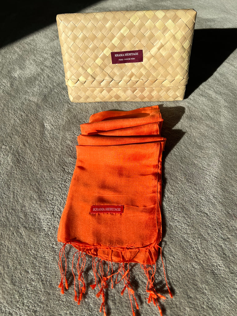 Le Krama Soyeux Orangé dans son écrin en feuille de palmier - Homme