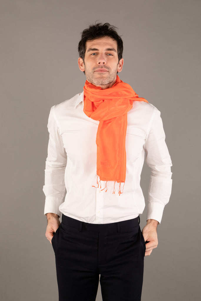 Le Krama Soyeux Orangé dans son écrin en feuille de palmier - Homme